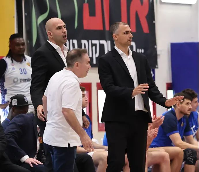 יו"ר בני הרצליה אלדד אקוניס לצד המאמן יהוא אורלנד ועוזרו, אלישי כדיר