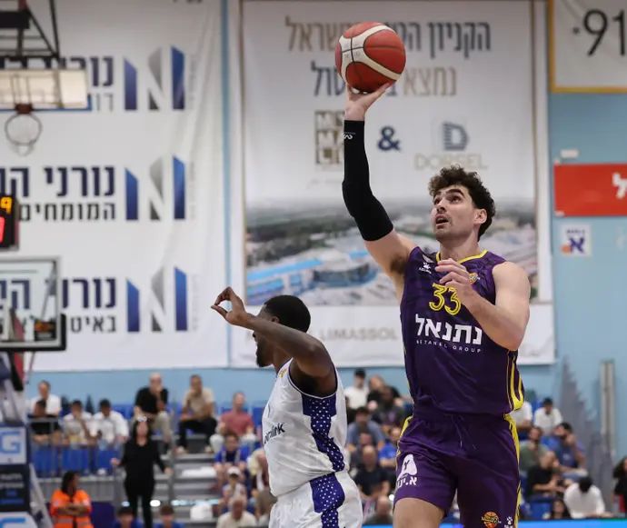 שחקן הפועל חולון יאיר קרביץ