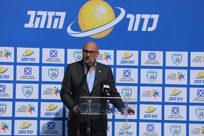 יו"ר ההתאחדות שינו זוארץ בהשקת פרויקט כדור הזהב