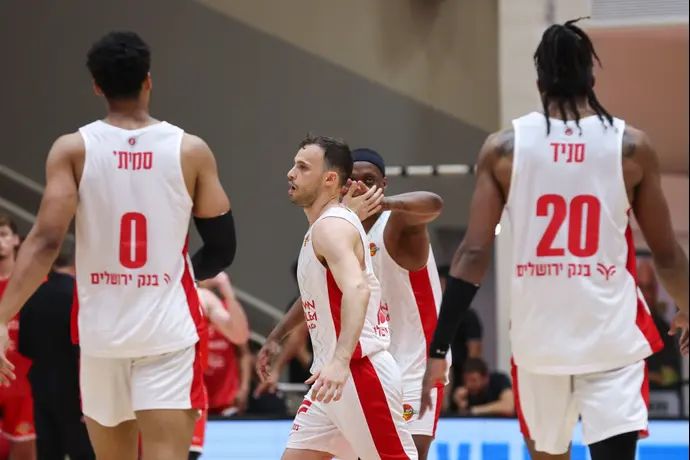 שחקני הפועל ירושלים עם רועי הובר