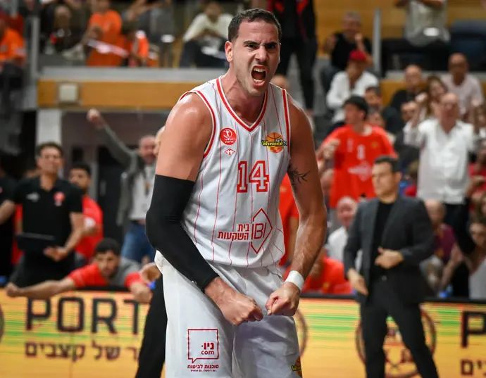 שחקן הפועל תל אביב עוז בלייזר