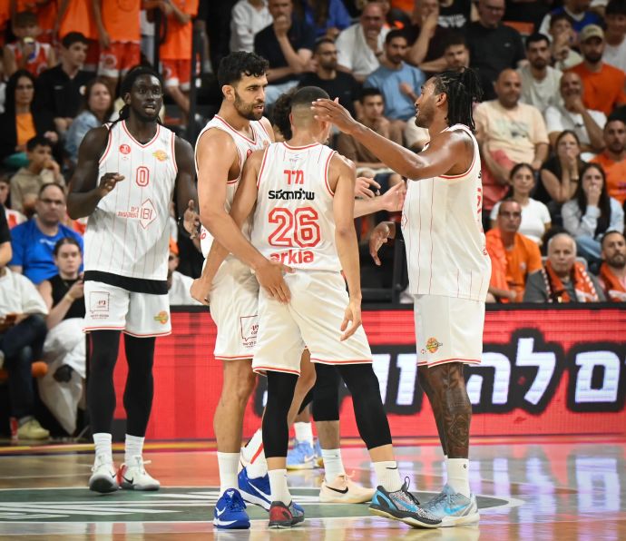 שחקן הפועל תל אביב ים מדר עם איש וויינרייט, תומר גינת