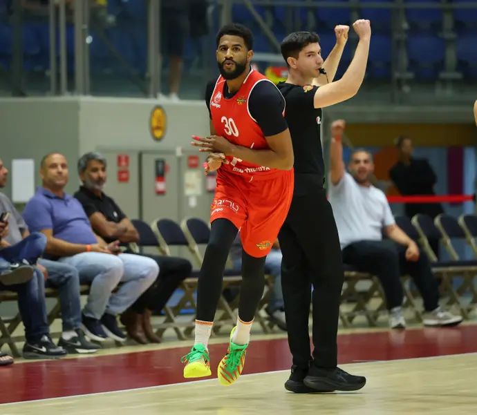 אל ג'יי פיגרואה שחקן הפועל באר שבע מול מכבי תל אביב