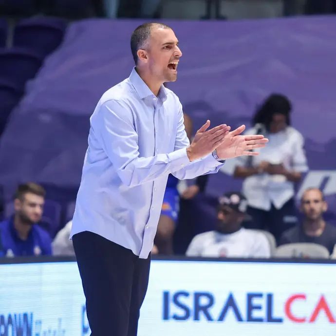 יהוא אורלנד מאמן בני הרצליה מול הפועל חולון