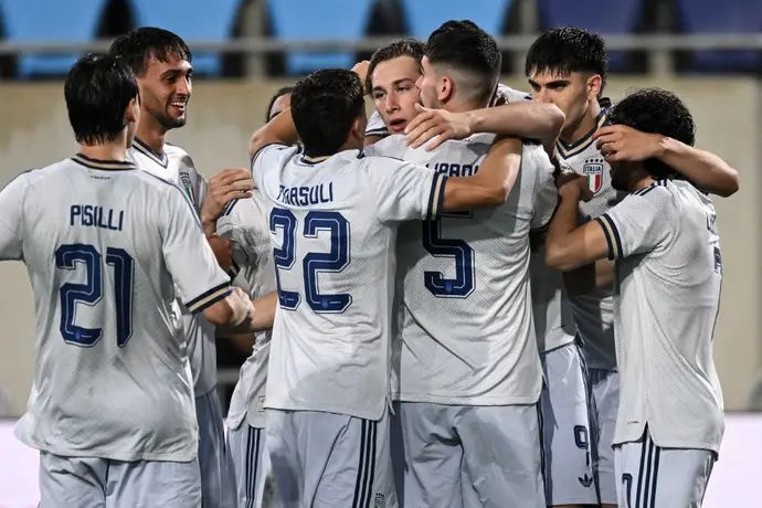 שחקני נבחרת איטליה חוגגים עם פרנצ'סקו פיו אספוזיטו