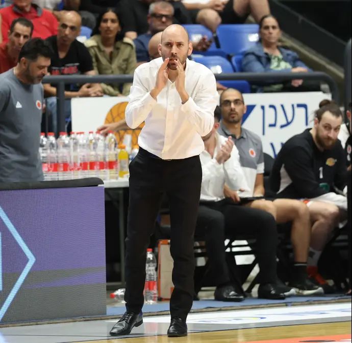 גיא קפלן מאמן מכבי ראשון לציון מול הפועל תל אביב