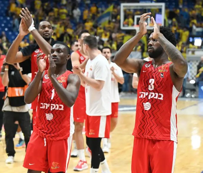 קאדין קרינגטון, ג'ארד הארפר ושחקני הפועל ירושלים חוגגים ניצחון ביד אליהו