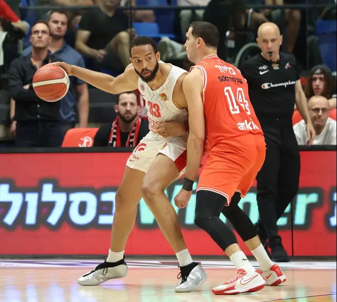 שחקן הפועל ירושלים אייזאה מובלי מול שחקן הפועל תל אביב עוז בלייזר