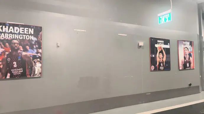 תמונות הזרים של הפועל ירושלים שעזבו הוסרו מקירות הארנה