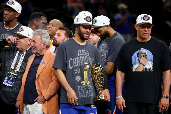 ג'יילן ברונסון, כוכב ניו יורק ניקס, עם גביע ה-MVP של סדרת הגמר