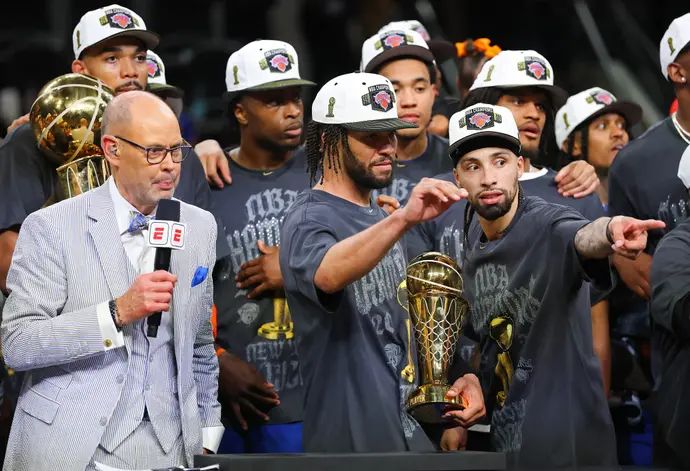 ג'יילן ברונסון, כוכב ניו יורק ניקס, עם גביע ה-MVP של סדרת הגמר