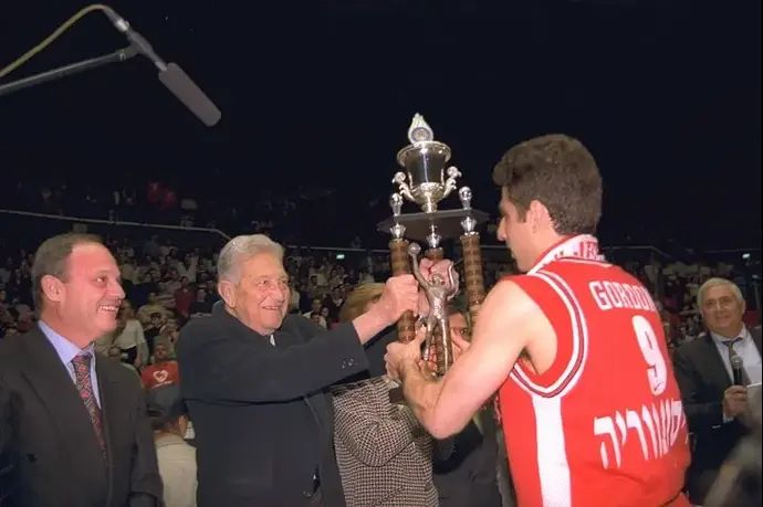 עדי גורדון מקבל את גביע המדינה מידי הנשיא עזר ויצמן, 1996