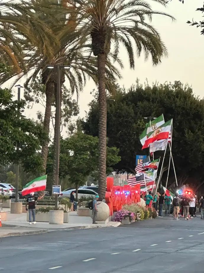 מפגינים מקבלים את נבחרת איראן בלוס אנג'לס