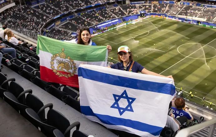 דגל ישראל לצד השאה במשחקה של נבחרת איראן במונדיאל