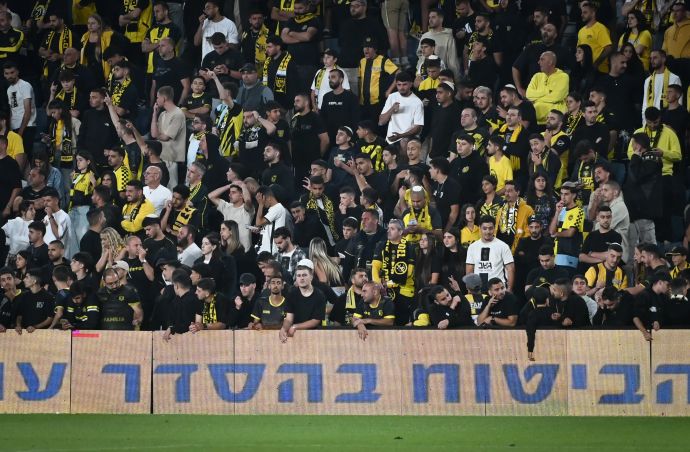 אוהדי בית"ר ירושלים ליד שלטי הפרסומת, אצטדיון טדי
