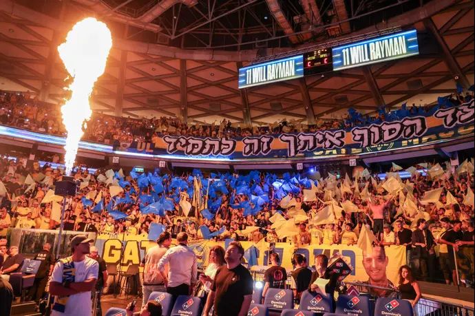 אוהדי מכבי תל אביב במשחק הראשון של גמר הפלייאוף