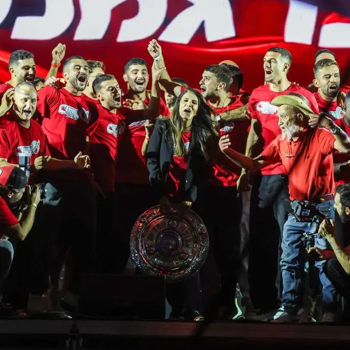 הפועל באר שבע חוגגת אליפות, אלונה ברקת עם הצלחת