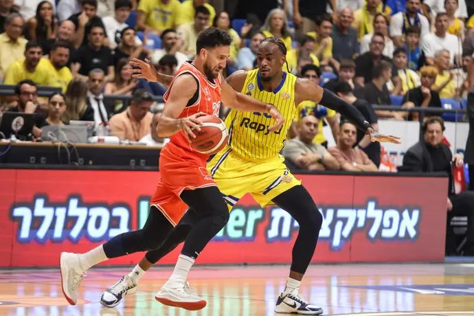 ואסיליה מיציץ' שחקן הפועל תל אביב מול אושיי בריסט שחקן מכבי תל אביב