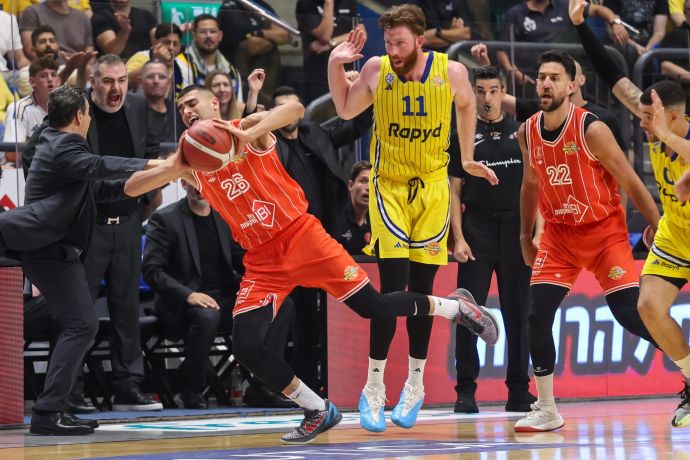 ים מדר שחקן הפועל תל אביב לצד וויל ריימן שחקן מכבי תל אביב