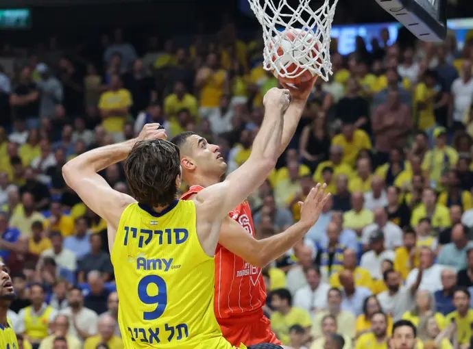 שחקן הפועל תל אביב ים מדר מול שחקן מכבי תל אביב רומן סורקין