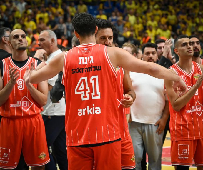 שחקן הפועל תל אביב ואסילייה מיציץ' עם תומר גינת