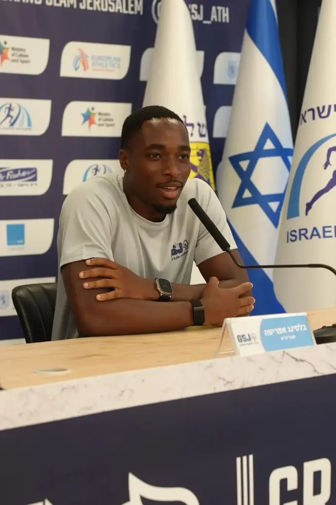 בלסינג אפריפה במסיבת העיתונאים