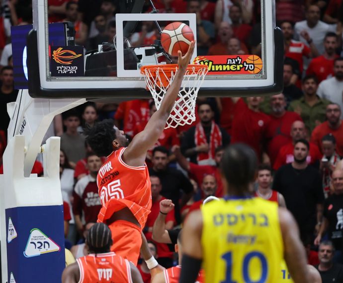 דן אוטורו שחקן הפועל תל אביב מול מכבי תל אביב