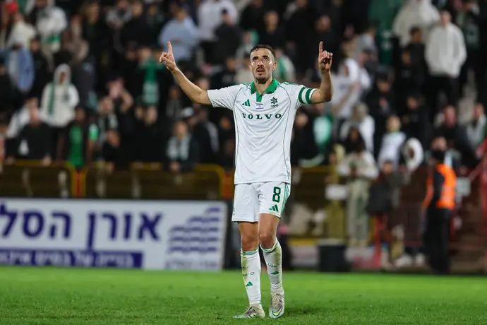 דולב חזיזה שחקן מכבי חיפה חוגג שער