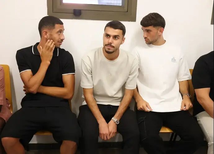 שחקני הפועל באר שבע בדיון על אירועי גמר הגביע. חמודי כנעאן, זאהי אחמד, מוחמד אבו רומי