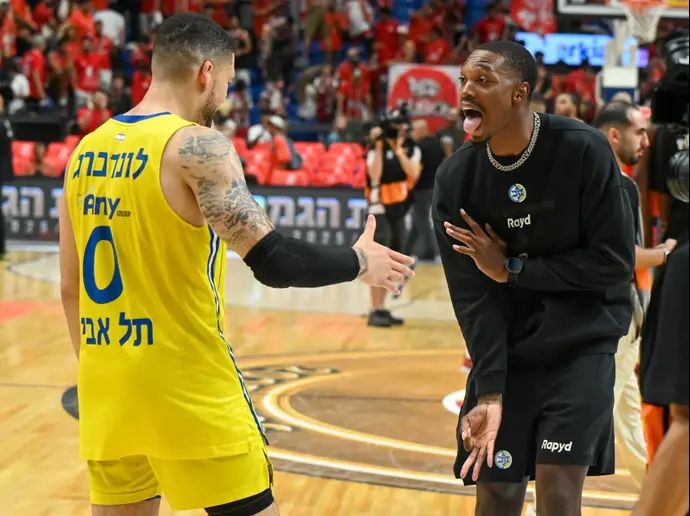 לוני ווקר ואיפה לונדברג שחקני מכבי תל אביב חוגגים