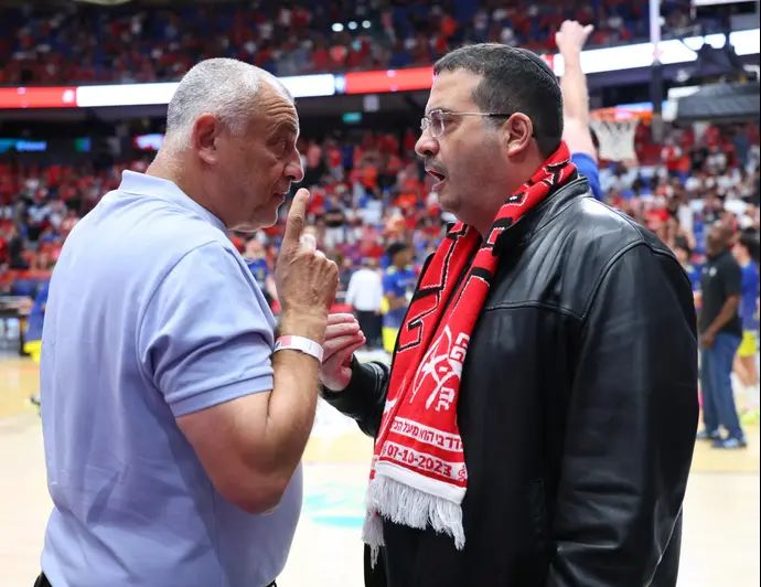 עופר ינאי בעלי הפועל תל אביב ועמוס פרישמן יו"ר איגוד הכדורסל