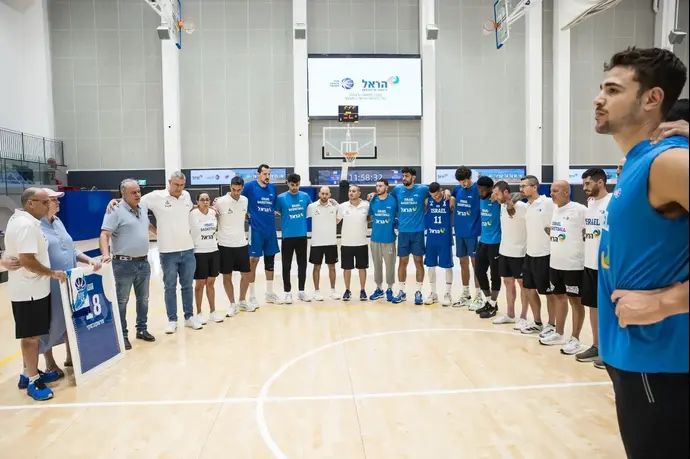 שחקני נבחרת ישראל בכדורסל עורכים טקס לזכר רז אדם ז"ל