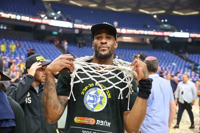 אושיי בריסט שחקן מכבי תל אביב חוגג בסיום הגמר