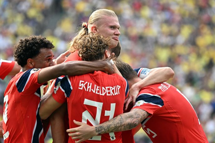 שחקן נבחרת נורבגיה ארלינג הולאנד חוגג עם חבריו