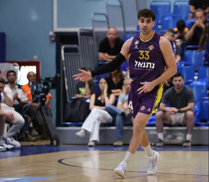 שחקן הפועל חולון יאיר קרביץ