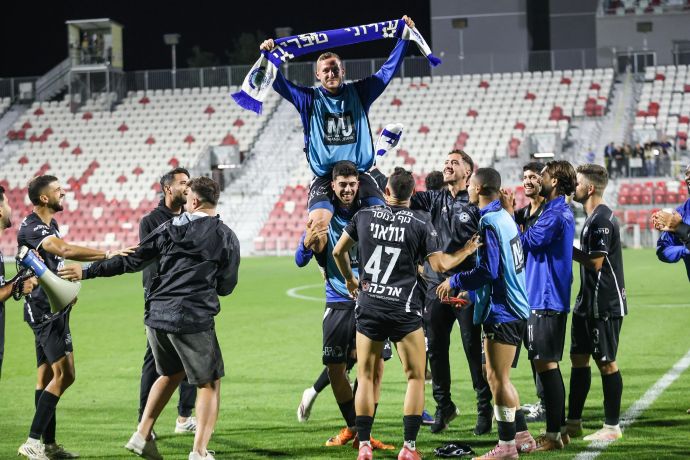 שחקני עירוני טבריה חוגגים הישארות