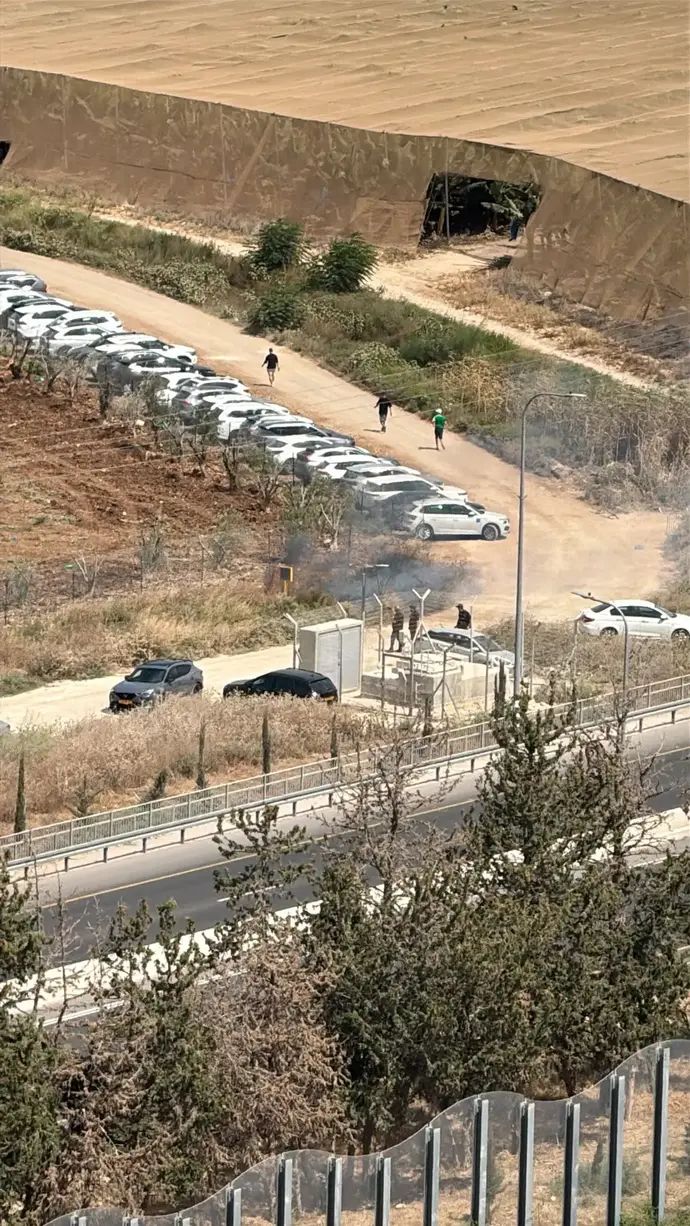 שריפה בעקבות פצצת תאורה של אוהדי מכבי חיפה באימון הקבוצה