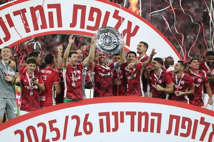 קפטן הפועל באר שבע מיגל ויטור מניף את צלחת האליפות