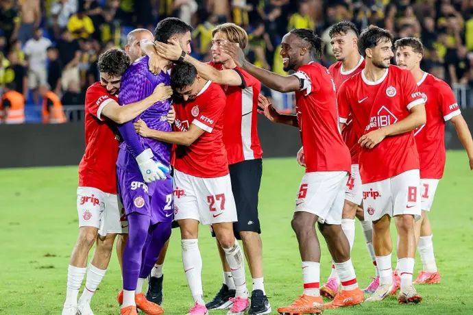 שחקני הפועל תל אביב חוגגים עם אסף צור אחרי הניצחון על בית"ר ירושלים בפנדלים