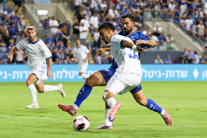 שחקן מכבי פתח תקוה לירן חזן מול שחקן הפועל פתח תקוה אוראל דגני