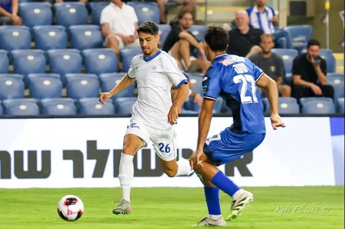 שחקן מכבי פתח תקוה גיא דזנט מול שחקן הפועל פתח תקוה עידו טסה