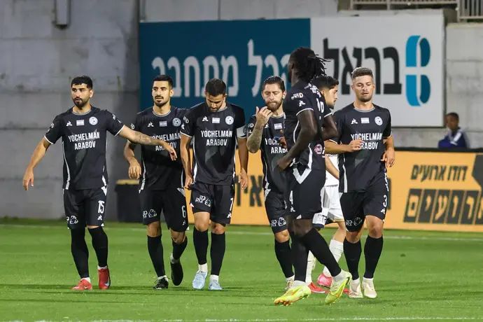 שחקני עירוני טבריה חוגגים עם גיא חדידה