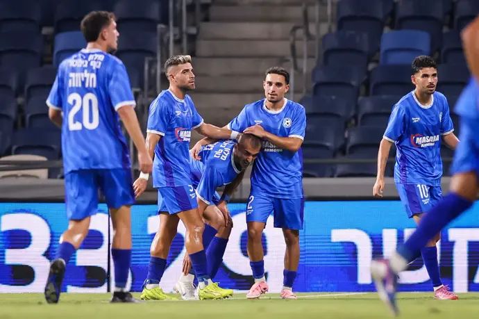 שחקני עירוני טבריה חוגגים עם קייס גאנם