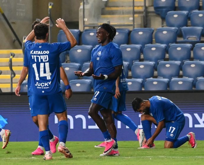 חוסה קורטס שחקן מכבי פתח תקוה חוגג שער