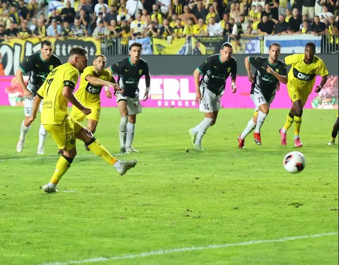 עומר אצילי שחקן בית"ר ירושלים בועט פנדל