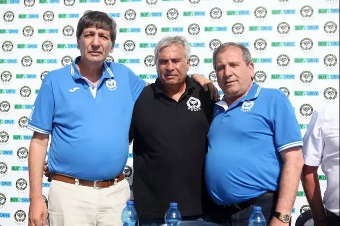 יוסי מזרחי מאמן מכבי נתניה עם הבעלים אלי שגב