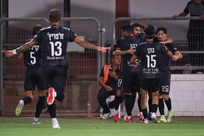 שחקני הפועל חיפה חוגגים מול בני סכנין