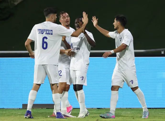 שחקני עירוני קרית שמונה חוגגים מול עירוני טבריה