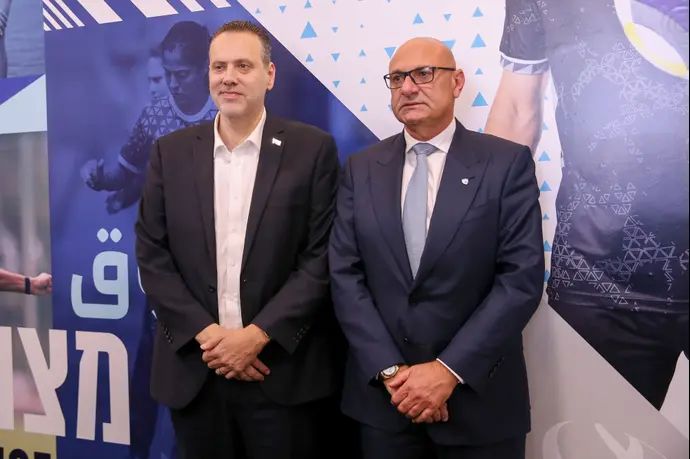 שר הספורט מיקי זוהר לצד יו"ר ההתאחדות שינו זוארץ