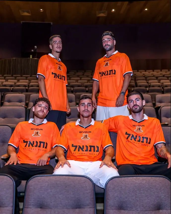 שחקני בני יהודה מציגים את חולצת הבית החדשה